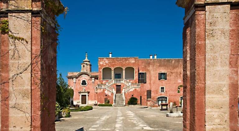 Vacation home with barbecue, garden & pool in Monopoli