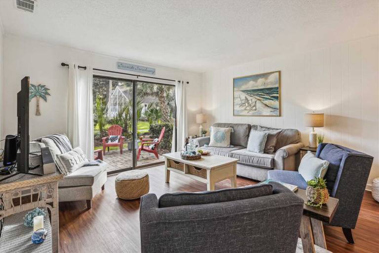 113 Island House @ Forest Beach Walk to Beach Ground Level with Views Pet-Friendly in Hilton Head Island, SC