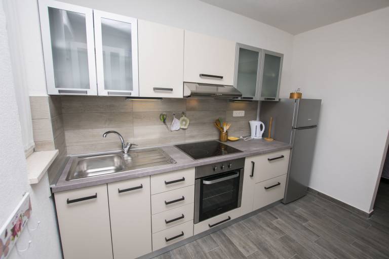 Rental apartment with yard, barbeque & patio | Garden view — photo 4