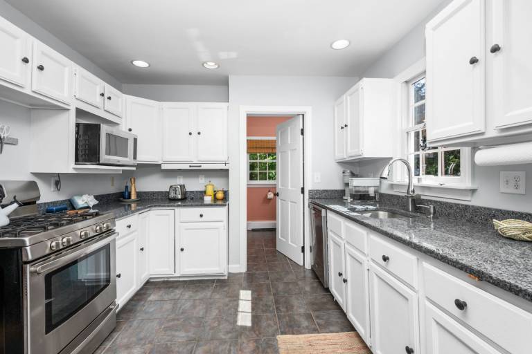 Cape Cod Haven: Cozy Home Near Gray's Beach — photo 2