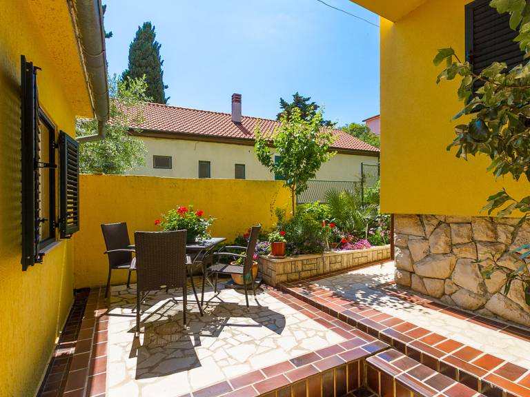 Rental apartment with barbeque & patio | Pets allowed — photo 3