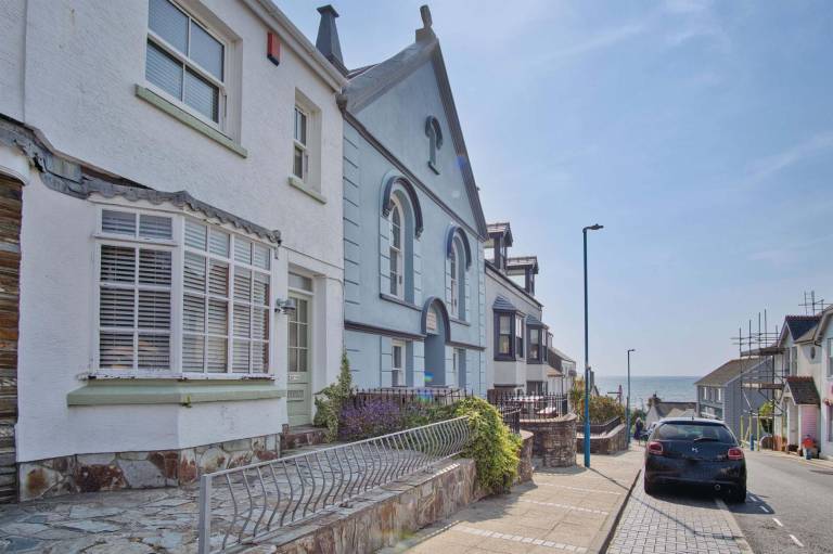 Children-friendly pleasant rental apartment with fast internet | Beach view | Next to the beach | Pets allowed in Tenby