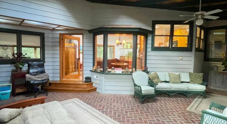 Charming vacation home with hot tub | Pets allowed — photo 3