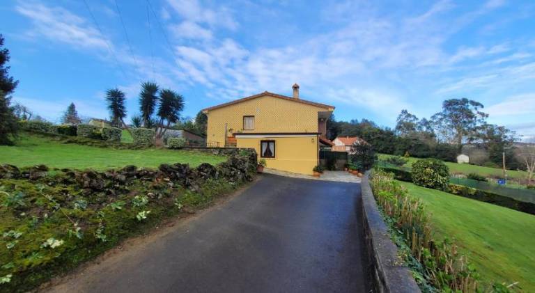 Nice holiday apartment with yard & patio | Pets allowed in Santander