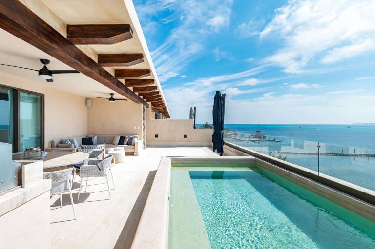 Artila Isla Mujeres Spacious Beachfront Apt with