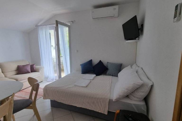 One bedroom apartment with balcony and sea view Lokva Rogoznica, Omiš (A-25499-d) — photo 2