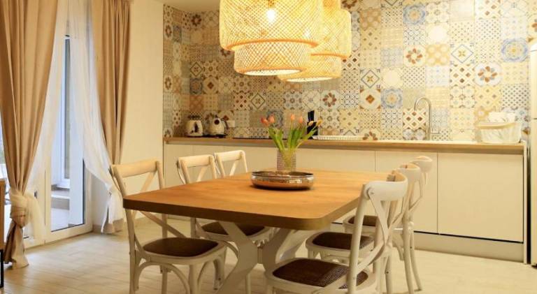 Holiday apartment with BBQ, yard & patio in Tucepi