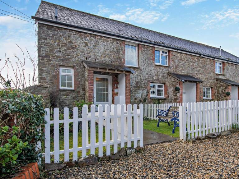 Cottage with pool & yard in Bideford