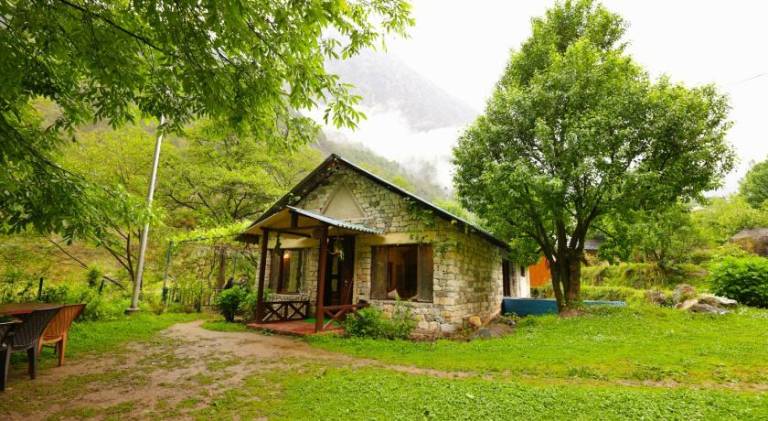 Thehraav By The River - Mudhouse Odyssey, Tirthan Valley in Kullu