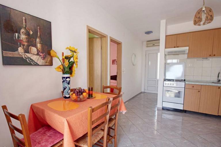 Holiday apartment with yard, barbeque & patio | Pets allowed — photo 5