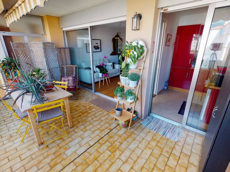 Spacious studio with air conditioning and terrace in central Menton — photo 4