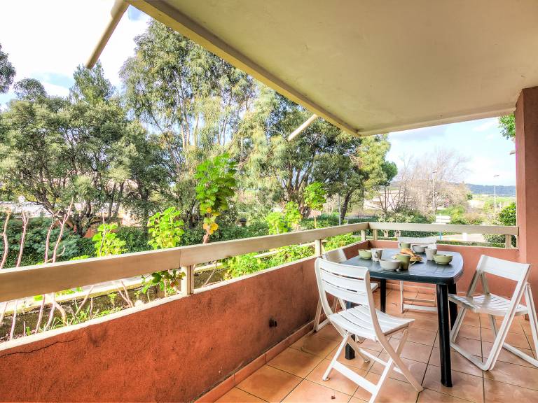 Rental apartment with patio — photo 3
