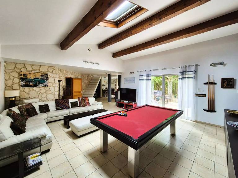 Vacation home with barbeque & pool — photo 4