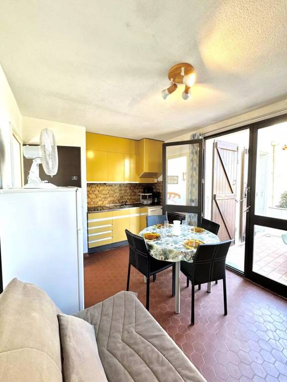 Holiday apartment with yard & patio — photo 3