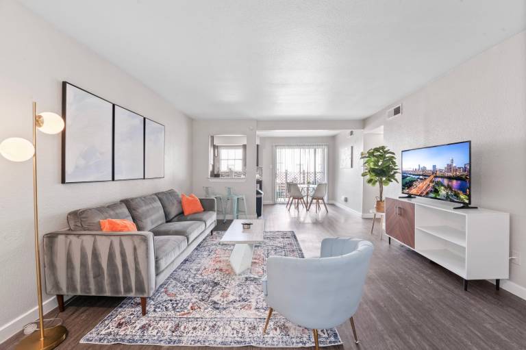 Spacious and Cozy King Bed 2BR Suite 5 Min to DT