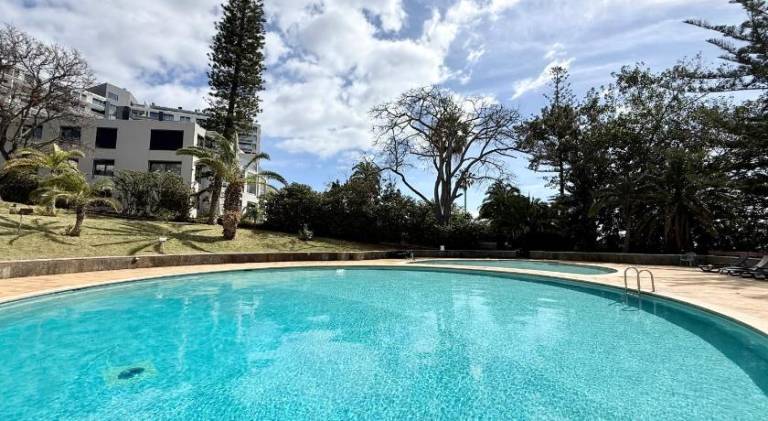 Madeira Bliss II Prime Location with Pool and Parking in Funchal