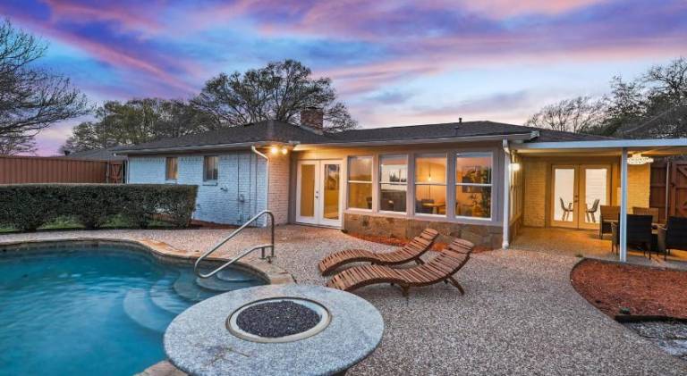 Vacation home with pool — photo 5