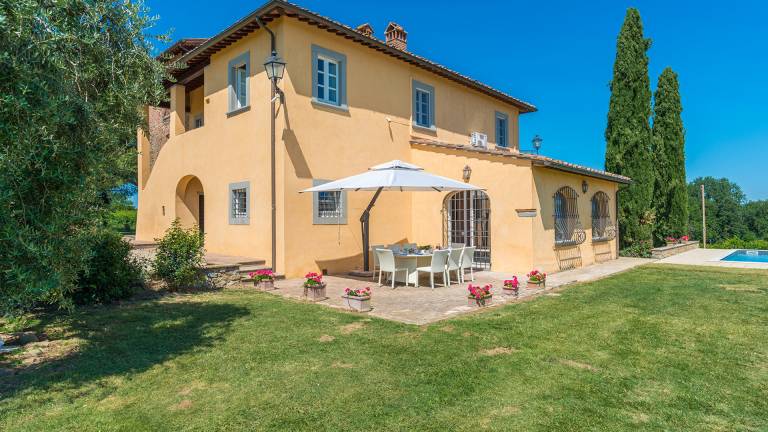 Villa with private pool, grill & yard — photo 2