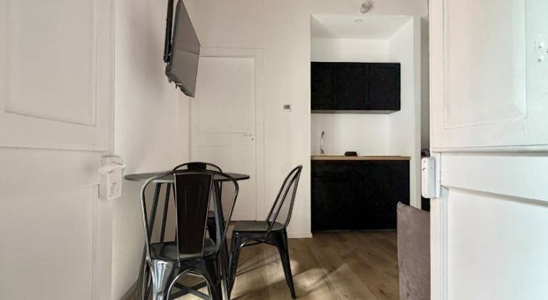 Serviced apartment with yard & terrace | Suitable for remote work | Pets allowed — photo 3