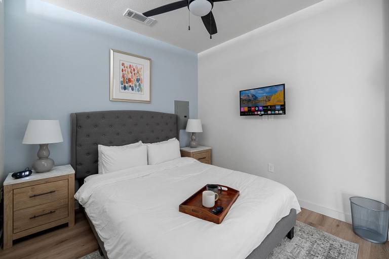 Sky-High Comfort 1BR Gym Pool Pet Friendly — photo 3