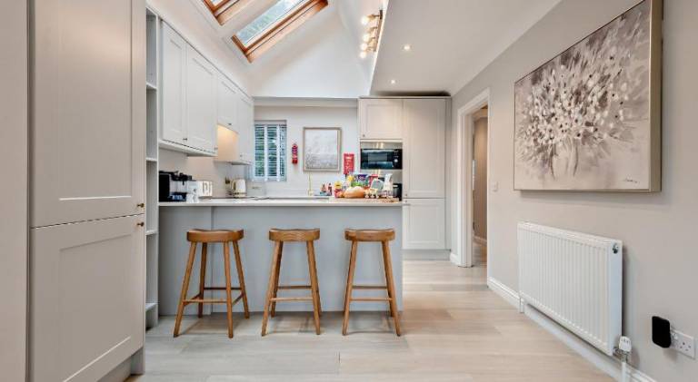 High Tides Elegant & Modern 4-Bedroom Villa in Sandbanks — photo 4
