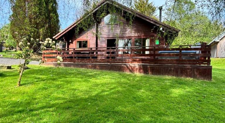 Chalet with jacuzzi in Newton Stewart