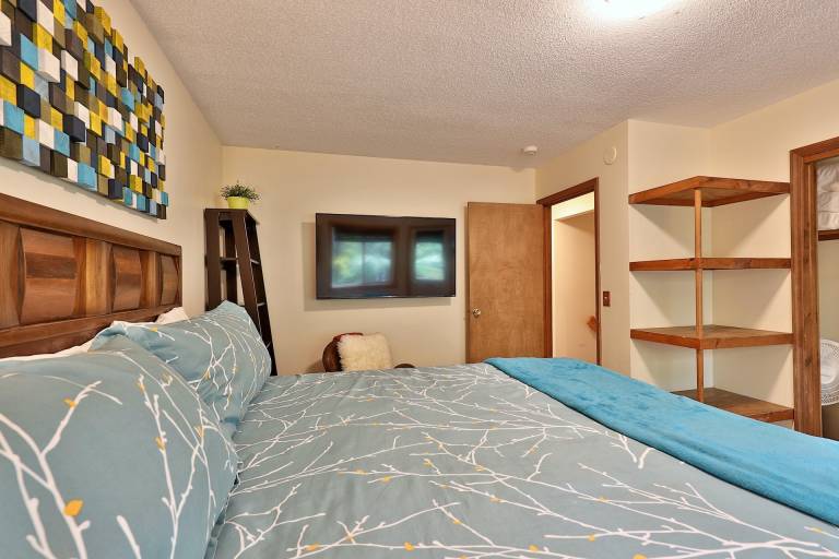 25 Rocky Ridge Rd - Killington Retreat: Group Ski House! Close to Mountain! Hot Tub. — photo 5