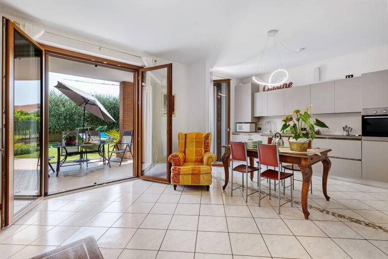 Family-friendly rental apartment with fast internet, private pool & yard | Garden view | Dogs allowed — photo 3
