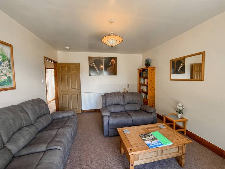 Cottage with garden — photo 4