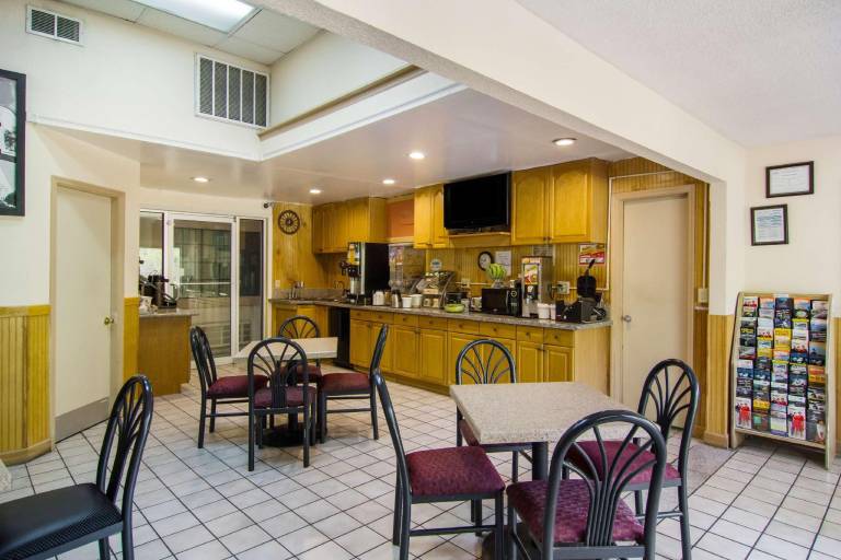 Americas Best Value Inn Darien — photo 2
