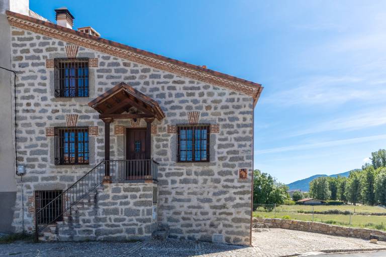 House with barbeque & patio | Lake view in Ávila