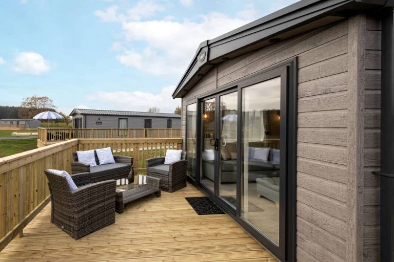 Luxurious Dog-Friendly Lodge with Beautiful Deck near the North York Moors National Park, England in Newbridge
