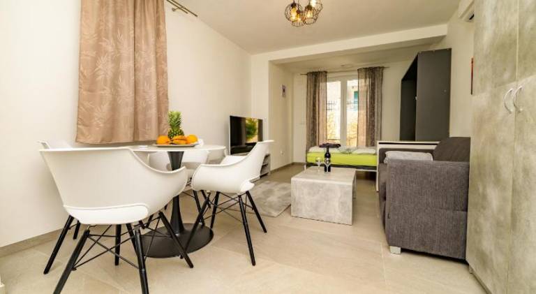 Apartment with patio, private pool & garden | Pets are welcome — photo 2