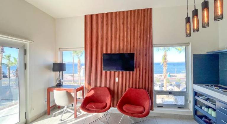 Serviced apartment with barbeque, patio & yard — photo 4