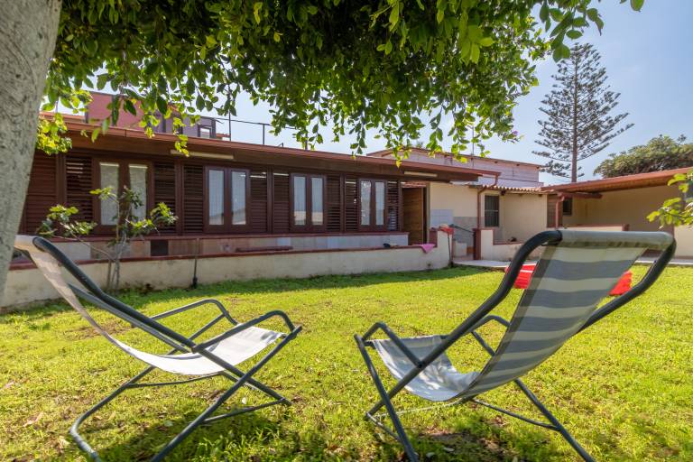Child-friendly villa with patio, barbeque & yard | Garden view | Perfect for remote work | Pet-friendly in Ragusa