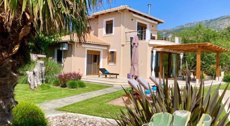 Villa with yard, barbeque & private pool — photo 5
