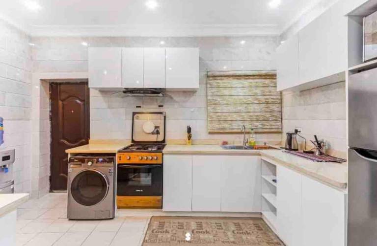 Rental apartment with yard, barbeque & pool — photo 4