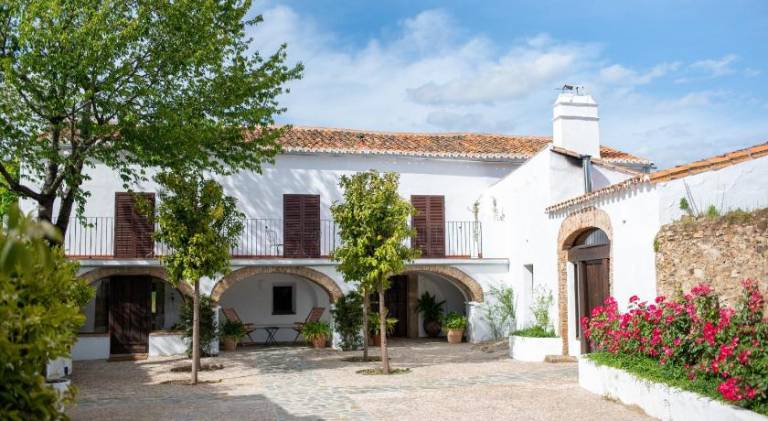 House with patio, pool & garden in Cáceres