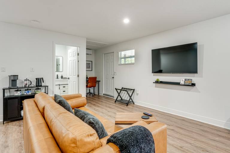 WFH Friendly! Stylish Lakeland Studio — photo 4