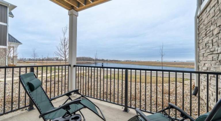 Golden Sun Spacious 1BR Pond View King Bed WFH Gym — photo 4
