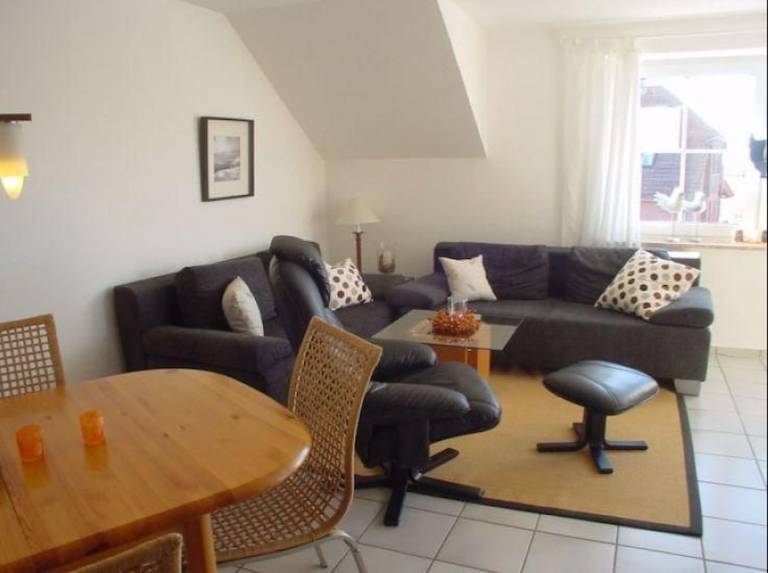 Großzügig geschnittene Ferienwohnung mit Balkon, Garten und Kamin in Petersdorf auf Fehmarn in Fehmarn