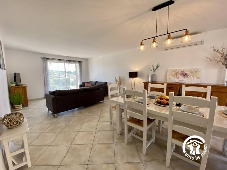 Fully equipped ample gite with patio, garden & BBQ | Pets allowed — photo 3