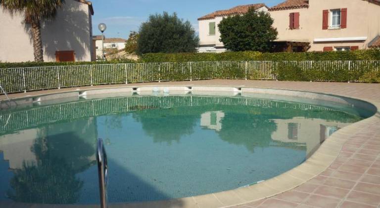 House with pool — photo 3