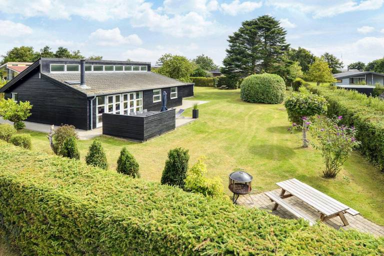 House with terrace — photo 4
