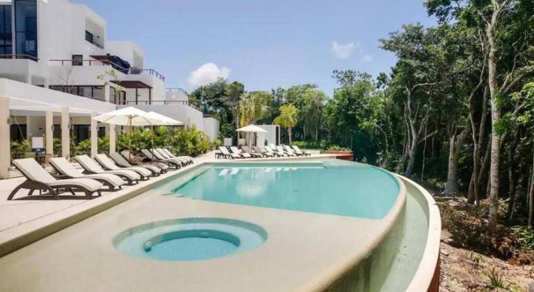 Apartment with pool — photo 3