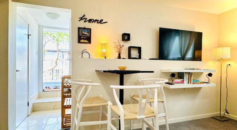 2BR 1BA Garden View Guest Suite - King-size Bed - Free Parking in Vancouver, BC