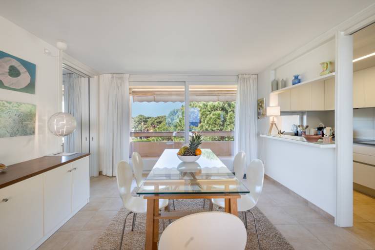 Fantastic Beachfront Apartment with Sea Views — photo 5