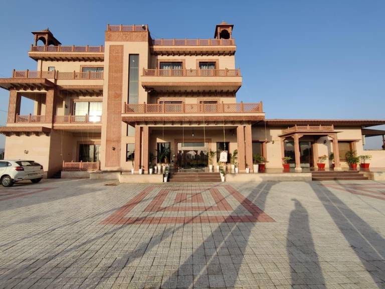 Lodge with pool, patio & barbecue in Alwar