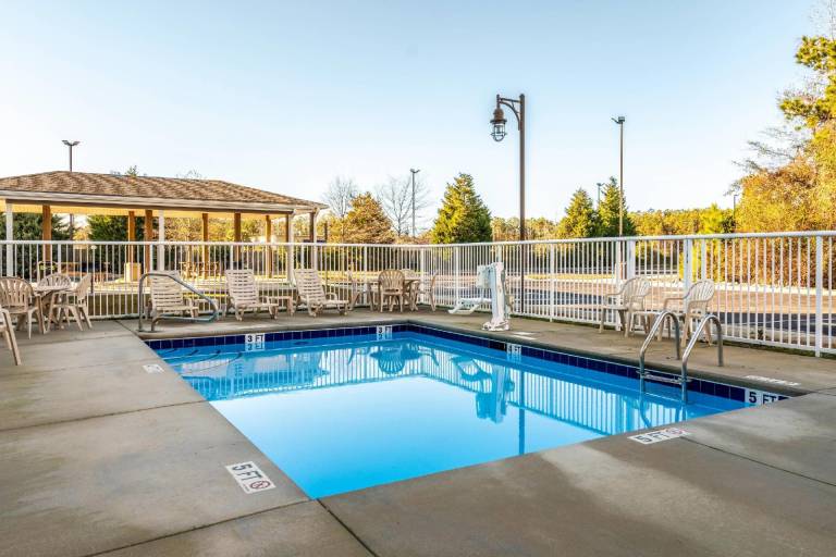 Suburban Studios Near Camp Lejeune — photo 2