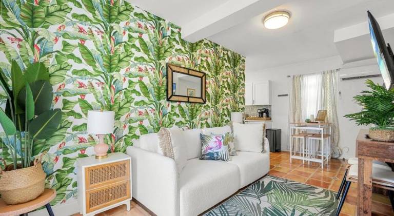 Charming holiday apartment with pool | Pet-friendly in West Palm Beach, FL
